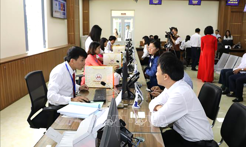 Người dân đến làm thủ tục hành chính tại Trung tâm Phục vụ hành chính công tỉnh Ninh Bình. Ảnh minh họa: Đức Phương/TTXVN