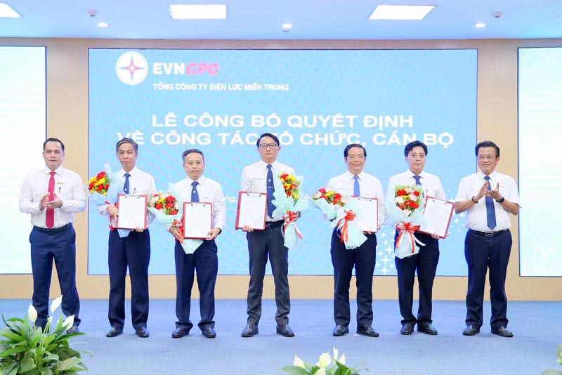 EVNCPC trao quyết định bổ nhiệm và tặng hoa chúc mừng tân Giám đốc 6 Công ty Điện lực mới.