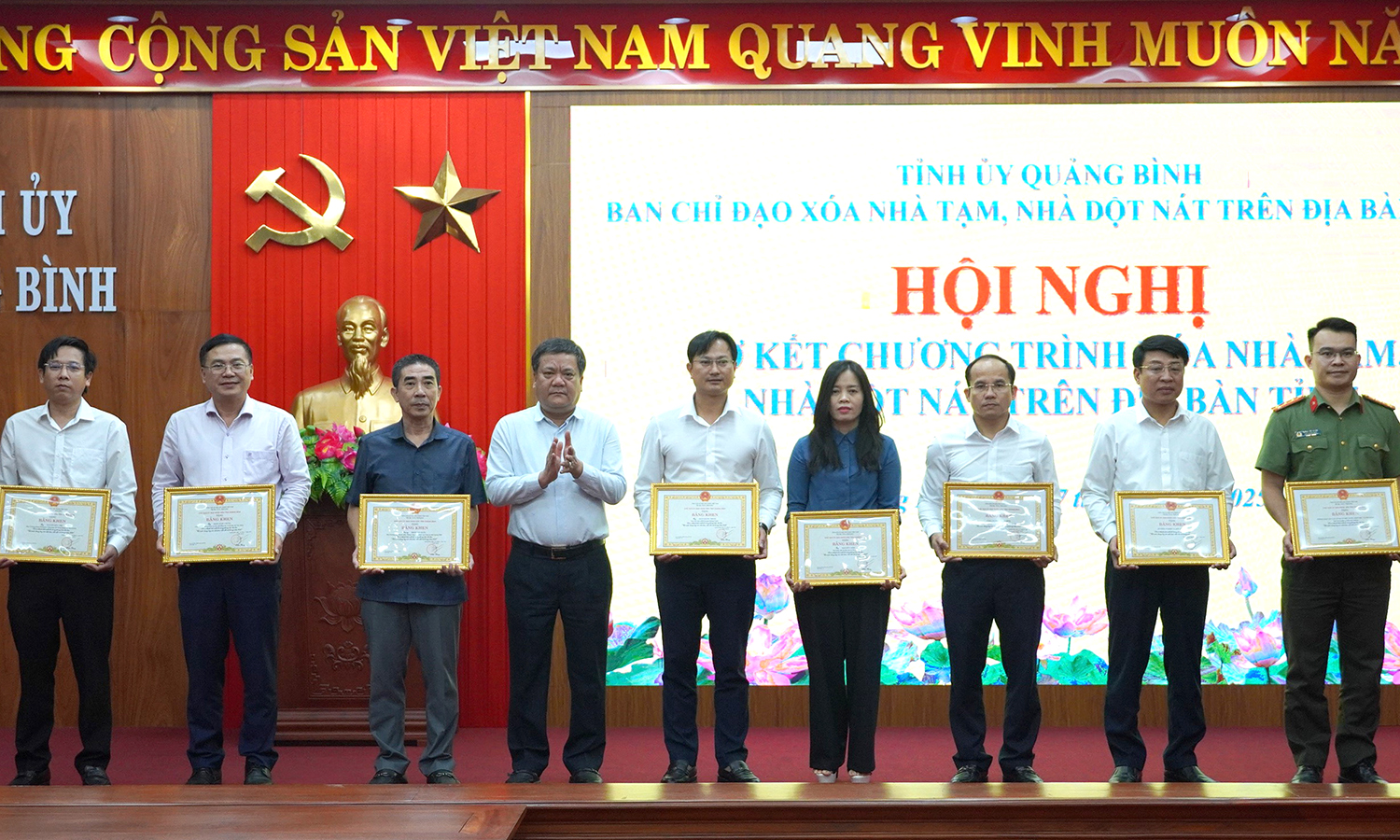 Đồng chí Chủ tịch UBND tỉnh Trần Phong tặng Bằng khen cho các tập thể, cá nhân.