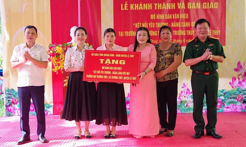  Đại tá Trương Như Ý, Phó Chính ủy Bộ CHQS tỉnh Quảng Bình trao biển mô hình dân vận khéo “Kết nối yêu thương-nâng cánh ước mơ” cho Trường mầm non Trường Thủy.