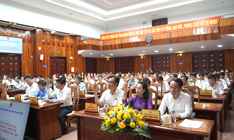 Các đại biểu biểu quyết thông qua các nghị quyết tại kỳ họp.