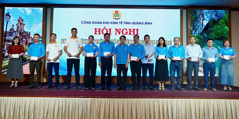 Đại diện Liên đoàn Lao động tỉnh tặng quà cho Ban Chấp hành Công đoàn Khu kinh tế nhiệm kỳ 2023-2029.