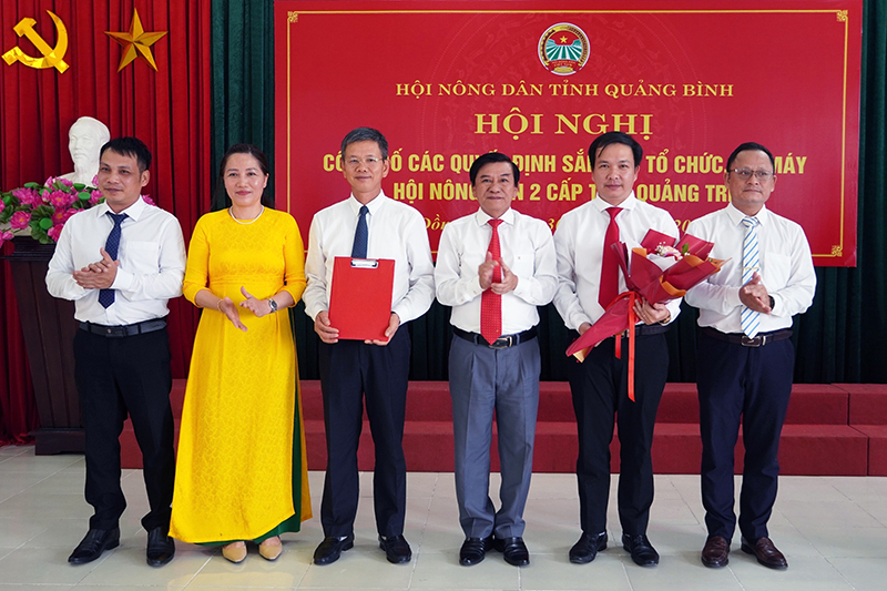 Đại diện lãnh đạo Trung ương Hội Nông dân Việt Nam trao quyết định chỉ định Ban Thường vụ Hội Nông dân tỉnh Quảng Trị, nhiệm kỳ 2023-2028.