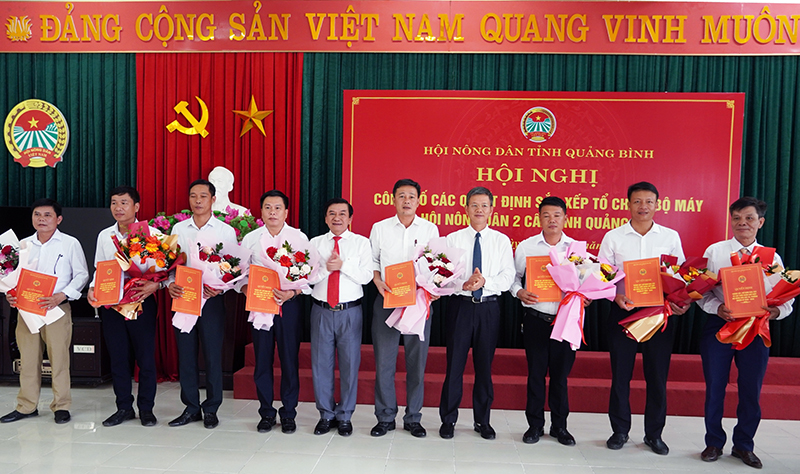 Đại diện lãnh đạo Trung ương Hội Nông dân Việt Nam trao quyết định chỉ định Chủ tịch Hội Nông dân các xã, phường thuộc tỉnh Quảng Trị. 