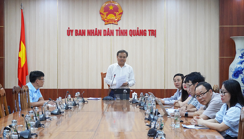 Đồng chí Phó Chủ tịch UBND tỉnh Lê Đức Tiến phát biểu tại cuộc họp.