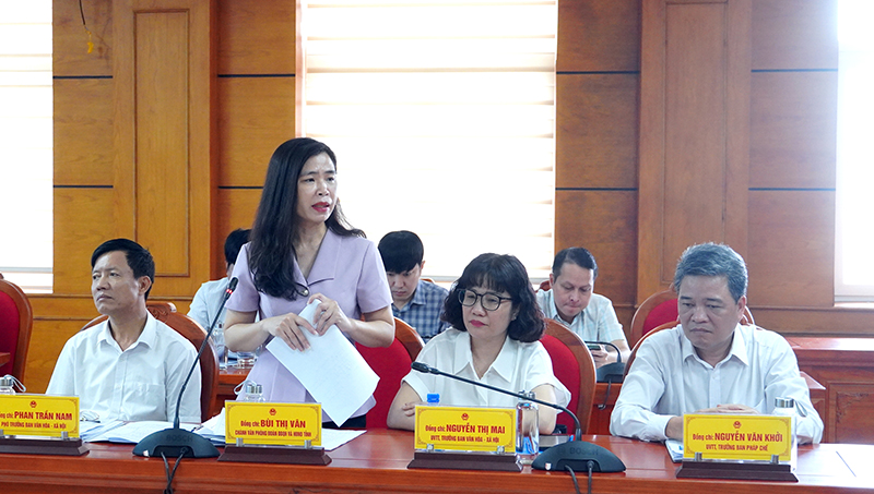 Đại biểu thảo luận tại phiên họp