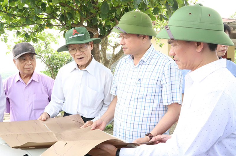 Ông Phạm Phước (thứ 2, từ trái sang) là người luôn gắn bó với đại công trình Nam Thạch Hãn.